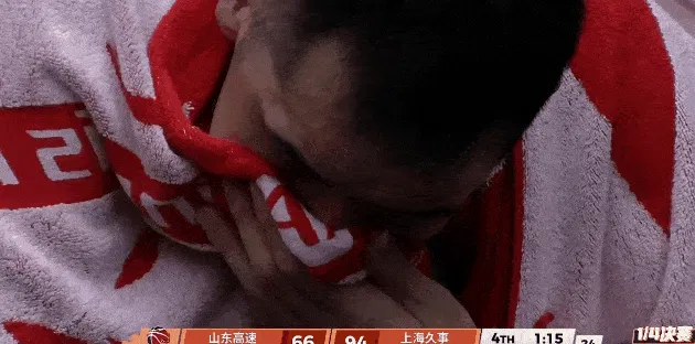 皇冠体育登录入口-山东末节落后上海30分，陶汉林替补席毛巾捂脸擦拭眼泪